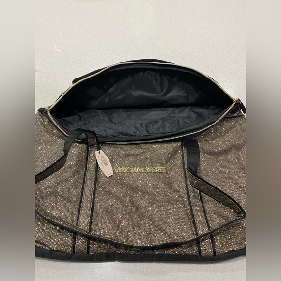 Victoria’s Secret glitter fold over glitter leisure bag. NWT - Picture 8 of 12